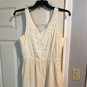 Sleeveless white/off white dress